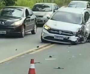 Acidente entre carros e carreta deixa trânsito lento na BR 101 Sul