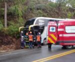 Acidente entre ônibus de turismo e carro fere oito e interdita BR 262