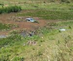 Urgente! Carro capota, cai em lago e deixa uma pessoa morta em rodovia
