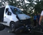 Urgente! Acidente entre van e moto interdita trânsito em Cachoeiro