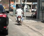 VÍDEO | Homem transporta porcos em motocicleta na BR-482, em Alegre