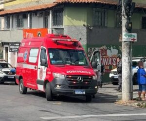 Colisão entre dois veículos deixa motociclista ferido em Cachoeiro acidente em cachoeiro