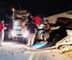 Caminhão tomba e motorista fica ferido em Castelo
