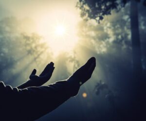 Podcast: Espiritualidade e Medicina – a fé no processo de cura A foto mostra um ato de fé
