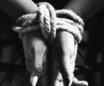 Chefe tortura funcionário com furadeira, choque e água fervendo; veja