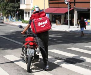 Greve dos motoboys: veja até quando vai durar e o que a empresa diz imagem ilustra ifood greve entregadores