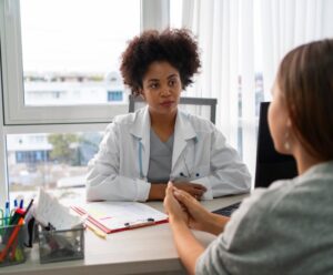 Anchieta: ações da Saúde da Mulher começam nesta terça (11) A foto mostra uma médica atendendo uma jovem