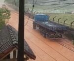 EM ALERTA! Chuva intensa transforma rua de Cachoeiro em rio; vídeo
