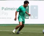 Lucas Evangelista treina e fica perto de voltar ao Palmeiras