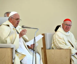 Papa Francisco morreu: camerlengo assume o comando temporário O papa Francisco com o camerlengo Kevin Farrell