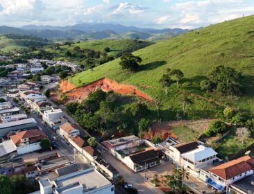 Homem é esfaqueado em praça e chega sozinho ao hospital em Apiacá