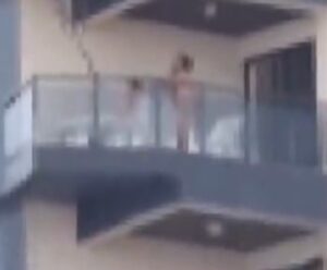 Vídeo| Casal faz s4xo em varanda de prédio e imagem choca a internet