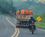 Vídeo | Trabalhadores são flagrados em transporte irregular em Alegre