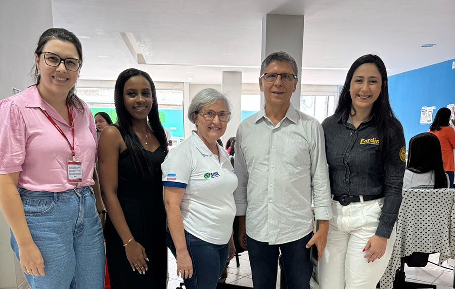 Camila Batalha (Uniaves), Kimberly Gomes (Sensit), Márcia Bezerra (Sine), Carlos Casteglione (sub-secretário da Setades), Diovana Ebani (Fardin) no Sine Social de Cachoeiro. Foto: divulgação Camila Batalha (Uniaves), Kimberly Gomes (Sensit), Márcia Bezerra (Sine), Carlos Casteglione (sub-secretário da Setades), Diovana Ebani (Fardin) no Sine Social de Cachoeiro. Foto: divulgação