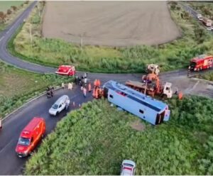 Ônibus com 50 passageiros tomba em rodovia e deixa mortos e feridos
