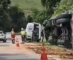 VÍDEO | Caminhão tomba e causa transtornos na BR-101 em Itapemirim