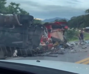 URGENTE! Grave acidente entre ônibus e carreta em Anchieta grave acidente