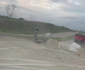 Carga de cimento cai de caminhão e atinge motociclista em Cachoeiro acidente morro grande1
