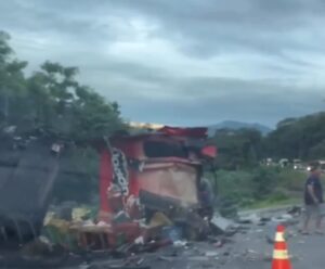 Governador Casagrande se manifesta após grave acidente na BR-101 acidente onibus carreta