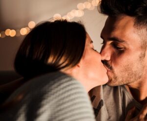 Ministério do amor adverte: beijar faz bem para a saúde A foto mostra casal se beijando