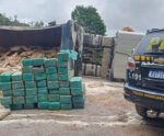 Carreta tomba e drogas são encontradas em carga derrubada