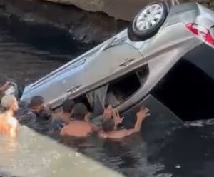 VÍDEO | Homem morre após carro cair da Terceira Ponte em Vila Velha carro cai da terceira ponte-tile