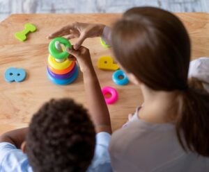 Semana da Primeira Infância tem programação em Vila Velha e Vitória A foto mostra criança autista brincando