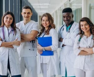 Mais saúde? Conheça o Enamed 2025 agora A foto mostra jovens médicos e o Enamed