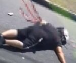 Passageiro cai de moto e morre esmagado por caminhão; imagens fortes