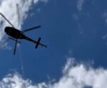 Idosa é resgatada por helicóptero da PM após cair em buraco em trilha