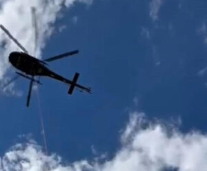 Idosa é resgatada por helicóptero da PM após cair em buraco em trilha idosa resgatada