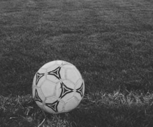 Tragédia no esporte: jogador de futebol morre ao cair de prédio