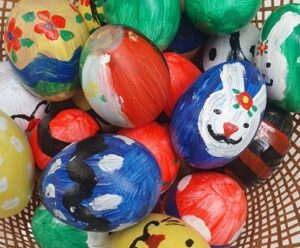 Páscoa tradicional em Oriente: moeda no ovo encanta Jerônimo Monteiro moeda no ovo