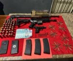 Operação policial prende líder do tráfico e apreende fuzil no litoral