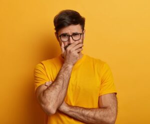 Médicos alertam: certas doenças parecem emocionais, mas não são A foto mostra homem com problema de saúde, como ansiedade