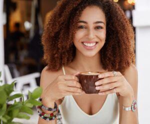 Descubra como aproveitar os benefícios do café de forma saudável A foto mostra pessoa tomando café