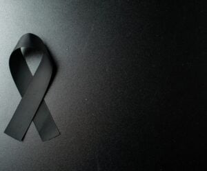 Luto e saúde mental: 10 passos para redimensionar a dor da perda A foto mostra símbolo de luto
