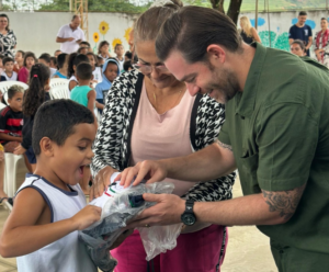 Colatina entrega 15 mil kits de uniformes a alunos da rede municipal
