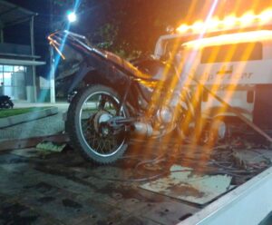 PM fiscaliza motocicletas com escapamentos irregulares em Guaçuí Apreensão de motocicletas em Guaçuí