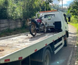 Adolescentes são apreendidos com moto adulterada após perseguição