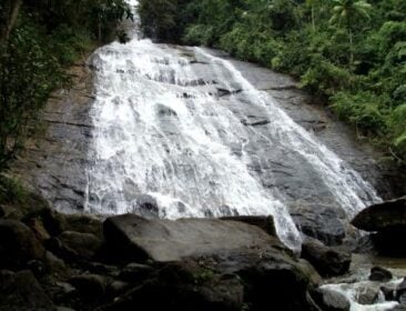 Escondida na Mata Atlântica, cascata de 70 metros surpreende no Espírito Santo