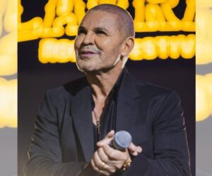 Novo visual! Eduardo Costa aparece careca em show e explica o motivo