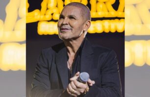 Novo visual! Eduardo Costa aparece careca em show e explica o motivo