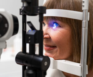 A foto mostra exame de glaucoma