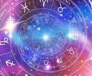 Horóscopo de hoje: domingo (15.06.25) "Ilustração colorida e cósmica do zodíaco, com os 12 signos dispostos em círculos concêntricos, símbolos astrológicos e uma estética mística de fundo roxo e azul estrelado, que simboliza o horóscopo de hoje