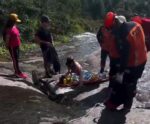 Vídeo | Jovem é socorrido após acidente em trilha na Pedra Azul