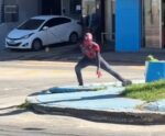 Flagra inusitado: Homem-Aranha é visto em trevo de Cachoeiro; veja