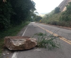 Deslizamento de pedra: faixa de rodovia é interditada no Sul do ES