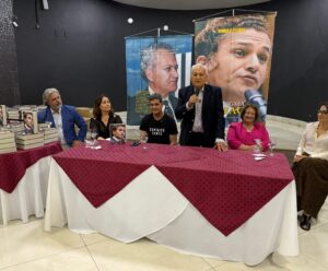 Cachoeiro: emoção marca pré-lançamento da biografia de Ferraço