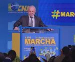 Lula é vaiado e aplaudido durante evento com prefeitos em Brasília